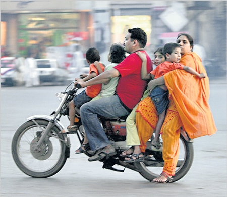 family_on_motorcycle_india